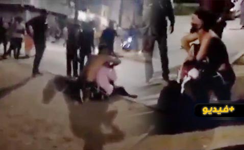شاهدوا.. شخص يختطف سيدة ويهدد بقتلها بالسلاح الأبيض والأمن يتدخل لإنقاذها شاهدوا.. شخص يختطف سيدة ويهدد بقتلها بالسلاح الأبيض والأمن يتدخل لإنقاذها