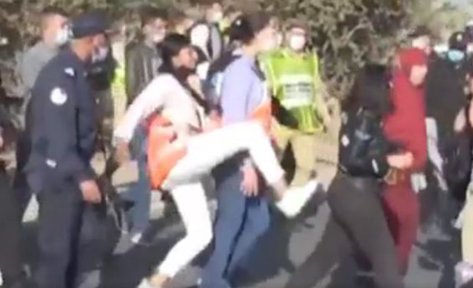 أخر تطورات واقعة تعنيف شرطية لمتظاهرات ضد إجبارية التلقيح أخر تطورات واقعة تعنيف شرطية لمتظاهرات ضد إجبارية التلقيح