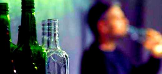 واقعة الخمور الفاسدة تتكر بالدريوش.. وفاة شاب ثلاثيني مباشرة بعد تناوله مادة كحولية بتفرسيت واقعة الخمور الفاسدة تتكر بالدريوش.. وفاة شاب ثلاثيني مباشرة بعد تناوله مادة كحولية بتفرسيت