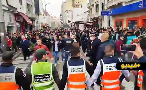 مباشر.. سلطات طنجة تحاول منع وقفة احتجاجية ضد قرار فرض مباشر.. سلطات طنجة تحاول منع وقفة احتجاجية ضد قرار فرض