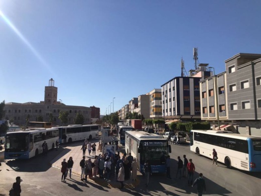 محاصرة حافلات فيكتاليا بعد دهس طالب بالقرب من كلية الناظور محاصرة حافلات فيكتاليا بعد دهس طالب بالقرب من كلية الناظور