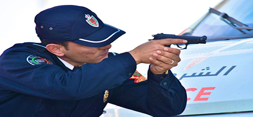 شرطي يطلق النار على شخص هدد سلامة المواطنين بالسلاح 
