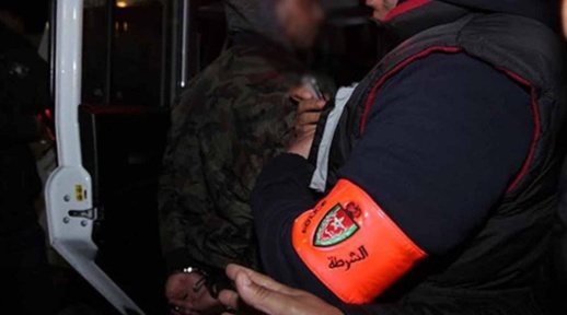 توقيف رئيسة جمعية للاشتباه في انتحالها صفة قائدة والنصب على التجار بمساعدة رجال القوات المساعدة توقيف رئيسة جمعية للاشتباه في انتحالها صفة قائدة والنصب على التجار بمساعدة رجال القوات المساعدة