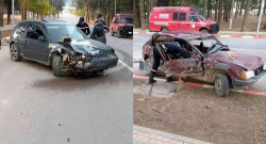 اصطدام سيارتين في حادثة سير خطيرة يخلف قتيلا وإصابة آخر بجروح اصطدام سيارتين في حادثة سير خطيرة يخلف قتيلا وإصابة آخر بجروح