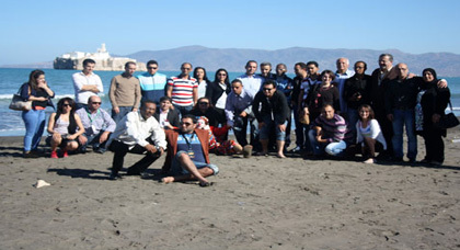 فنانون مغاربة وعرب في زيارة إلى شاطئ الصفيحة المتاخم لجزيرة نكور المحتلة فنانون مغاربة وعرب في زيارة إلى شاطئ الصفيحة المتاخم لجزيرة نكور المحتلة