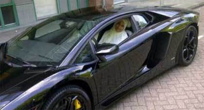 بدر هاري يحقق وعده ويشتري سيارة لامبرغيني لوالدته بدر هاري يحقق وعده ويشتري سيارة لامبرغيني لوالدته
