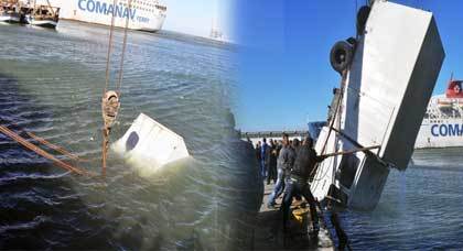 الرياح تتسبب في سقوط شاحنة بميناء بني أنصار الرياح تتسبب في سقوط شاحنة بميناء بني أنصار