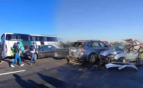 إصطدام عشرات السيارات بالطريق السيار يخلف مصرع سيدة وتسجيل عدد من الجرحى والمصابين إصطدام عشرات السيارات بالطريق السيار يخلف مصرع سيدة وتسجيل عدد من الجرحى والمصابين