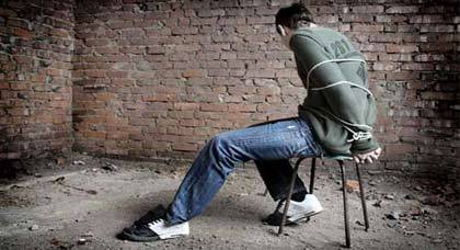 على الطريقة الهوليودية: عصابة تخطف شابا وتطالب عائلته بالفدية والشرطة توقع بالعصابة على الطريقة الهوليودية: عصابة تخطف شابا وتطالب عائلته بالفدية والشرطة توقع بالعصابة