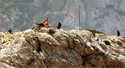 الجارة الإسبانية تستفز المغرب بأنشطة غير عادية فوق صخرتي "الصفيحة" بالحسيمة الجارة الإسبانية تستفز المغرب بأنشطة غير عادية فوق صخرتي "الصفيحة" بالحسيمة