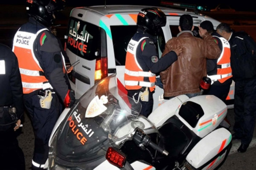 الناظور.. إيقاف سائق سيارة أجرة متلبسا بترويج الكوكايين وسط المدينة الناظور.. إيقاف سائق سيارة أجرة متلبسا بترويج الكوكايين وسط المدينة