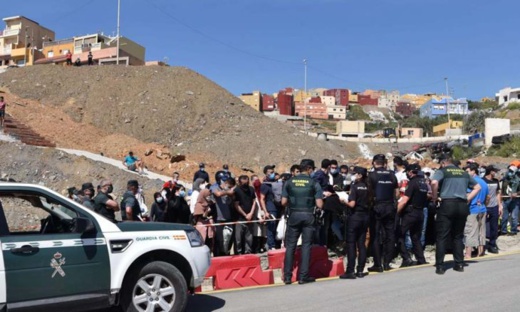 عشرات العمال المغاربة يحتجون بالثغر المحتل ويطالبون بتسوية وضعيتهم القانونية عشرات العمال المغاربة يحتجون بالثغر المحتل ويطالبون بتسوية وضعيتهم القانونية