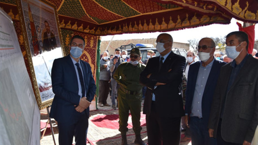 عامل إقليم الدريوش يشرف على إعطاء انطلاقة أشغال بناء الطرق بجماعة أمجاو ودار الكبداني عامل إقليم الدريوش يشرف على إعطاء انطلاقة أشغال بناء الطرق بجماعة أمجاو ودار الكبداني