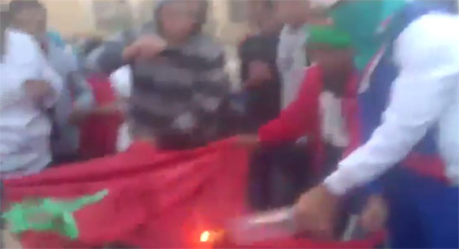 بالفيديو.. الجزائريون ينفجرون حقدا على المغرب.. ويحرقون علنا الراية الوطنية