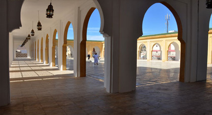 مندوب وزارة الأوقاف والشؤون الإسلامية يفتتح مسجد محمد السادس بفرخانة
