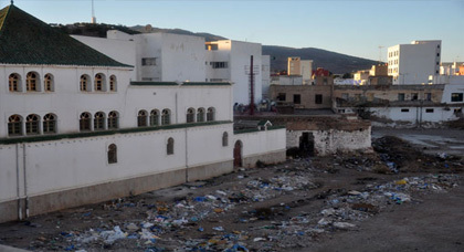 صورة اليوم : هكذا تتحول الواجهة الخلفية لأكبر مسجد بمدينة الناظور إلى مزبلة حقيقية