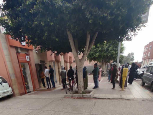 الشروع في صرف منح الطلبة يخلق طوابير طويلة أمام وكالات "بريد بنك" الشروع في صرف منح الطلبة يخلق طوابير طويلة أمام وكالات "بريد بنك"