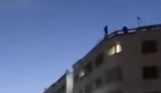 مأساوي: زوجان ينتحران الواحد تلو الآخر بالقفز من السطح مأساوي: زوجان ينتحران الواحد تلو الآخر بالقفز من السطح