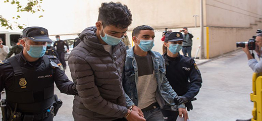 مستجدات الفرار الجماعي من الطائرة باسبانيا: قاضي التحقيق يرفض الافراج عن المغاربة بكفالة مستجدات الفرار الجماعي من الطائرة باسبانيا: قاضي التحقيق يرفض الافراج عن المغاربة بكفالة