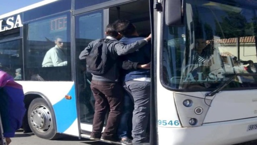 مثير.. فصيل طلابي يعتدي على سائق حافلة ويقوم باختطافه مثير.. فصيل طلابي يعتدي على سائق حافلة ويقوم باختطافه