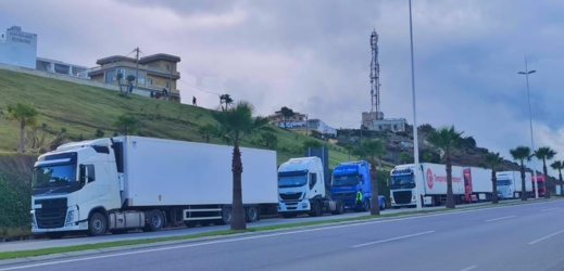سائقو النقل الدولي  يضربون عن النقل نحو أوروبا احتجاجا على "تعسفات" اسبانيا و فرنسا