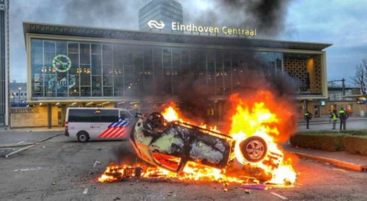 رئيس وزراء هولندا يصف المحتجين بـ"الحمقى" و المظاهرات ب"الـعنف الصريح" رئيس وزراء هولندا يصف المحتجين بـ"الحمقى" و المظاهرات ب"الـعنف الصريح"