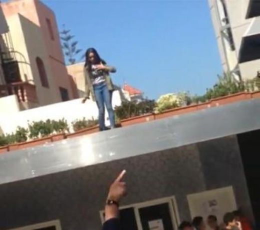 فاجعة.. تلميذة تقدم على الانتحار برمي نفسها من الطابق الأول داخل ثانوية فاجعة.. تلميذة تقدم على الانتحار برمي نفسها من الطابق الأول داخل ثانوية