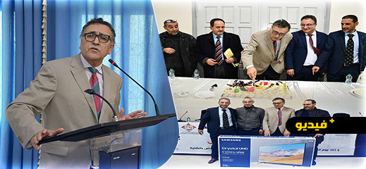 شاهدوا..موظفو كلية الناظور يكرمون عميدهم احتفاء بشفائه شاهدوا..موظفو كلية الناظور يكرمون عميدهم احتفاء بشفائه