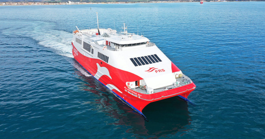 بواخر المسافرين بين مليلية وموتريل تعلن توقفها عن العمل