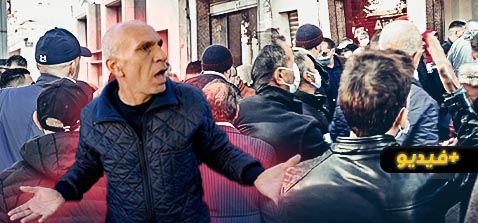 شاهدوا.. الجالية في مواجهة مباشرة مع شركة العربية للطيران بسبب التلاعب في التذاكر شاهدوا.. الجالية في مواجهة مباشرة مع شركة العربية للطيران بسبب التلاعب في التذاكر