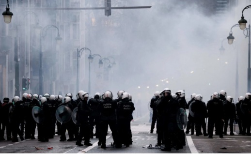 البلجيكيون يواصلون الاحتجاج رفضا لقيود السلطات الصحية البلجيكيون يواصلون الاحتجاج رفضا لقيود السلطات الصحية