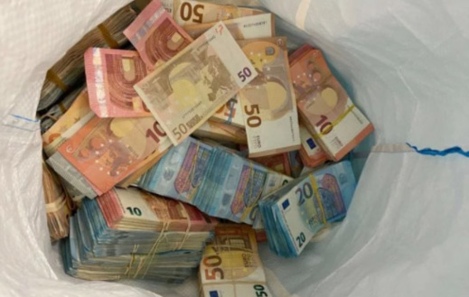 الشرطة الألمانية تكتشف "مليون أورو" داخل كرتونة قادمة من هولندا الشرطة الألمانية تكتشف "مليون أورو" داخل كرتونة قادمة من هولندا