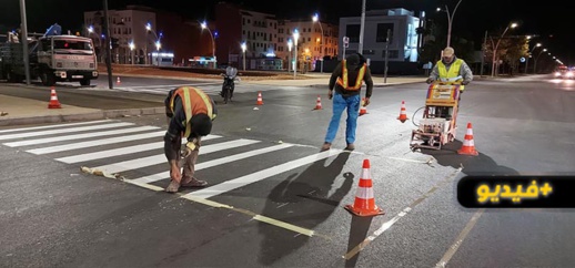 وكالة مارتشيكا تشرع في صباغة ممرات الراجلين بشارع الريف الكبير