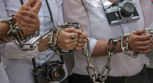 السلطات تغلق 200 صحيفة الكترونية وتدعو إلى تقليص متابعات الصحفيين المهنيين السلطات تغلق 200 صحيفة الكترونية وتدعو إلى تقليص متابعات الصحفيين المهنيين