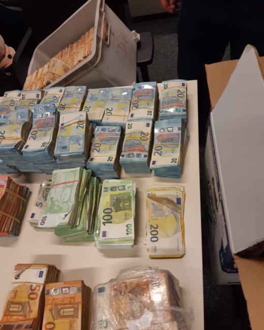 شرطة روتردام تُصادر 8 ملايين أورو مخبأة في منزل جمركي من أصول مغاربية شرطة روتردام تُصادر 8 ملايين أورو مخبأة في منزل جمركي من أصول مغاربية
