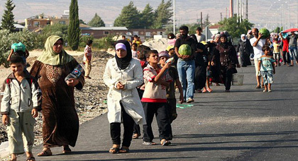 لاجئون سوريون يصلون إلى الحسيمة ويطلبون مساعدات مادية من الساكنة لاجئون سوريون يصلون إلى الحسيمة ويطلبون مساعدات مادية من الساكنة