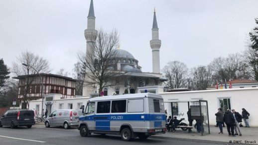 ألمانيا.. 100 ملثم يهاجمون مسجدا ويحطمون نوافذه