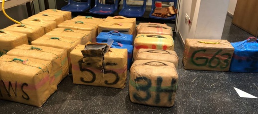 الديستي تحبط عملية تهريب كمية مهمة من الحشيش.. والشرطة توقف "بارونا" بعد مطاردة هوليودية الديستي تحبط عملية تهريب كمية مهمة من الحشيش.. والشرطة توقف "بارونا" بعد مطاردة هوليودية