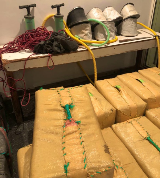 الديستي تحبط عملية تهريب كمية مهمة من الحشيش.. والشرطة توقف "بارونا" بعد مطاردة هوليودية الديستي تحبط عملية تهريب كمية مهمة من الحشيش.. والشرطة توقف "بارونا" بعد مطاردة هوليودية