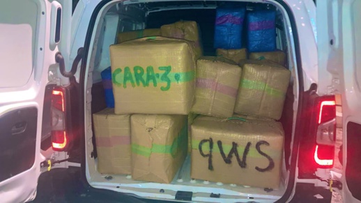 الديستي تحبط عملية تهريب كمية مهمة من الحشيش.. والشرطة توقف "بارونا" بعد مطاردة هوليودية الديستي تحبط عملية تهريب كمية مهمة من الحشيش.. والشرطة توقف "بارونا" بعد مطاردة هوليودية