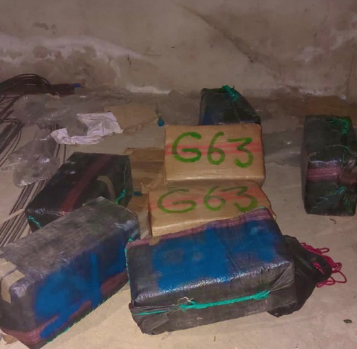 الديستي تحبط عملية تهريب كمية مهمة من الحشيش.. والشرطة توقف "بارونا" بعد مطاردة هوليودية الديستي تحبط عملية تهريب كمية مهمة من الحشيش.. والشرطة توقف "بارونا" بعد مطاردة هوليودية