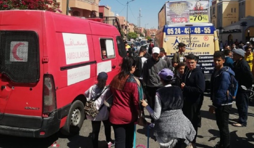 سيارة تدهس ثلاث تلميذات أمام إعدادية بالحسيمة سيارة تدهس ثلاث تلميذات أمام إعدادية بالحسيمة