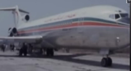 بالفيديو.. طائرة الحسن الثاني التي تعرض فيها للانقلاب وهي متصدعة برصاص الطائرة الحربية