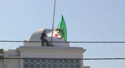 شهران موقوفا التنفيذ لنعناع الذي أنزل العلم الجزائري