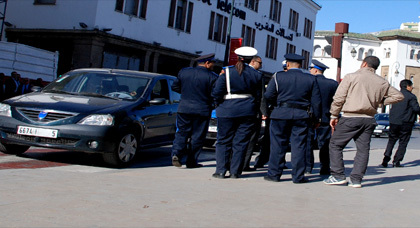 رجل أمن يوجه "لكمة" لمحام بشارع محمد الخامس بالرباط رجل أمن يوجه "لكمة" لمحام بشارع محمد الخامس بالرباط