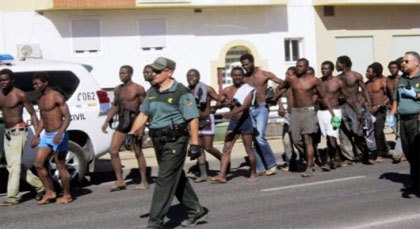 اعتقال مهاجرين سريين من أصل إفريقي هجموا على باب سبتة المحتلة
