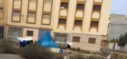 ساكنة الحسيمة بدأت في نصب الخيام خوفا من الزلزال ساكنة الحسيمة بدأت في نصب الخيام خوفا من الزلزال