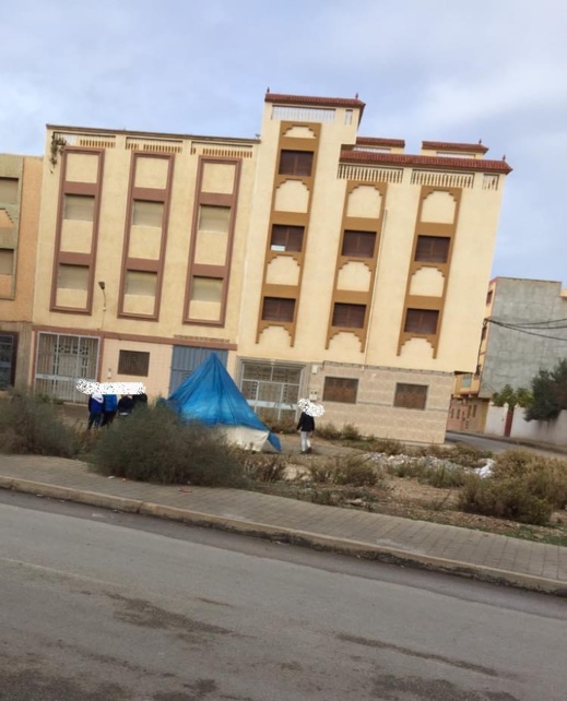 ساكنة الحسيمة بدأت في نصب الخيام خوفا من الزلزال ساكنة الحسيمة بدأت في نصب الخيام خوفا من الزلزال