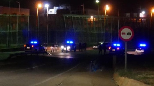 سلطات الأمن تستعين بالمروحية لمواجهة 500 مهاجر حاولوا اقتحام مليلية ليلا سلطات الأمن تستعين بالمروحية لمواجهة 500 مهاجر حاولوا اقتحام مليلية ليلا