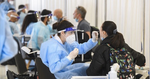 أوروبا تعود لنقطة الصفر.. عشرات الآلاف من الإصابات بكورونا خلال يوم واحد في فرنسا وإسبانيا أوروبا تعود لنقطة الصفر.. عشرات الآلاف من الإصابات بكورونا خلال يوم واحد في فرنسا وإسبانيا